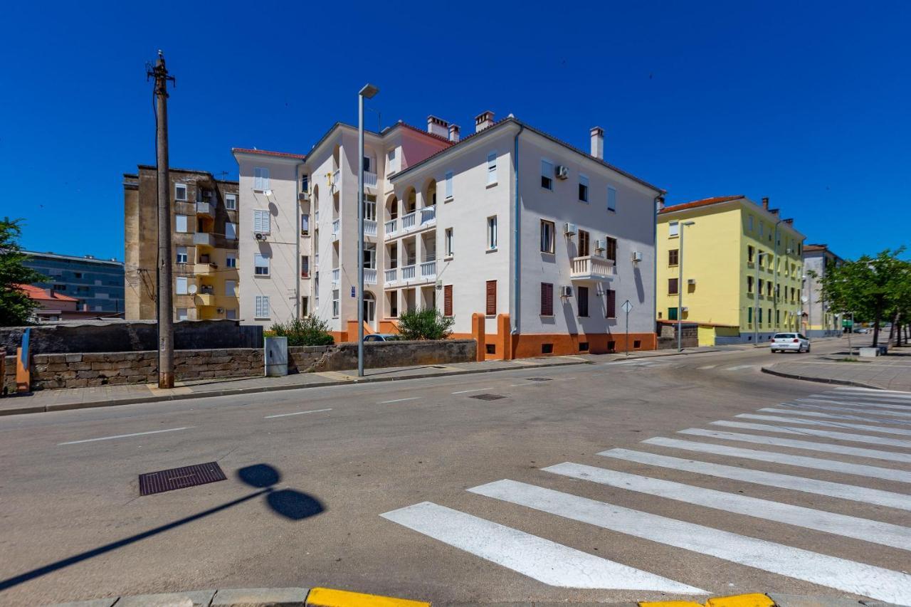 Vale Apartment With Balcony ザダル エクステリア 写真